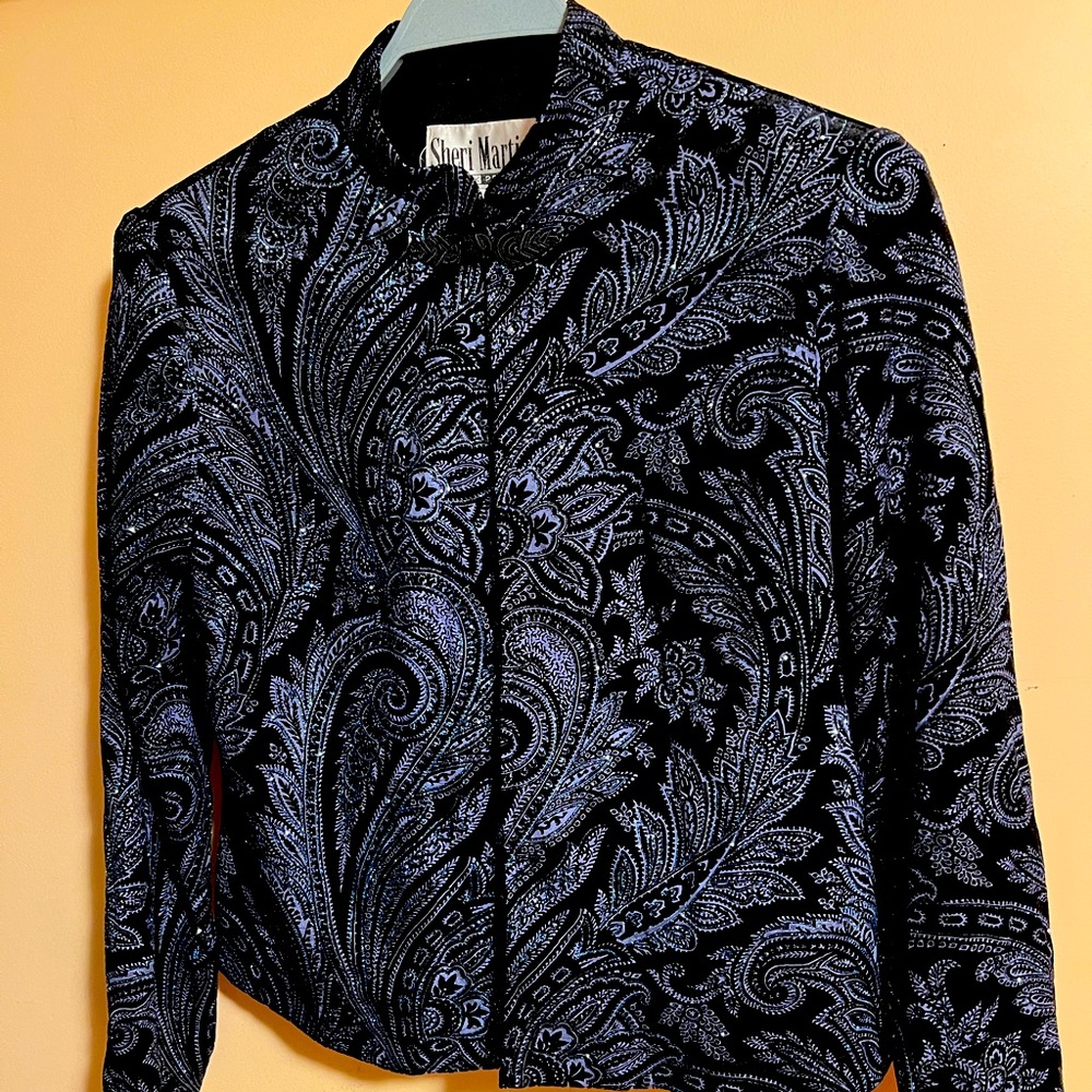 Classy & flaunt vintage 90s shirt with design & work makes rich looks